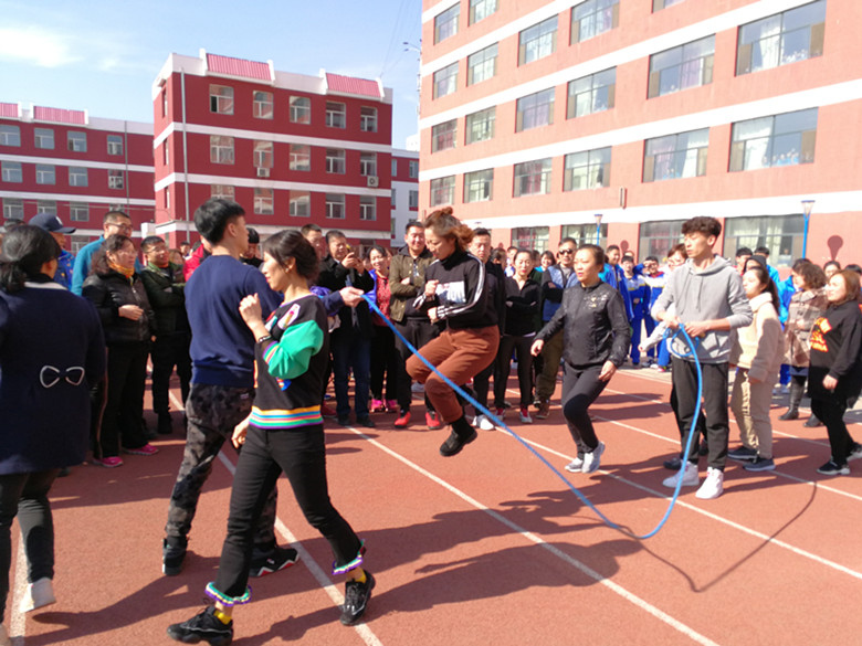 吉化一中在丽人节举行女教师跳大绳比赛