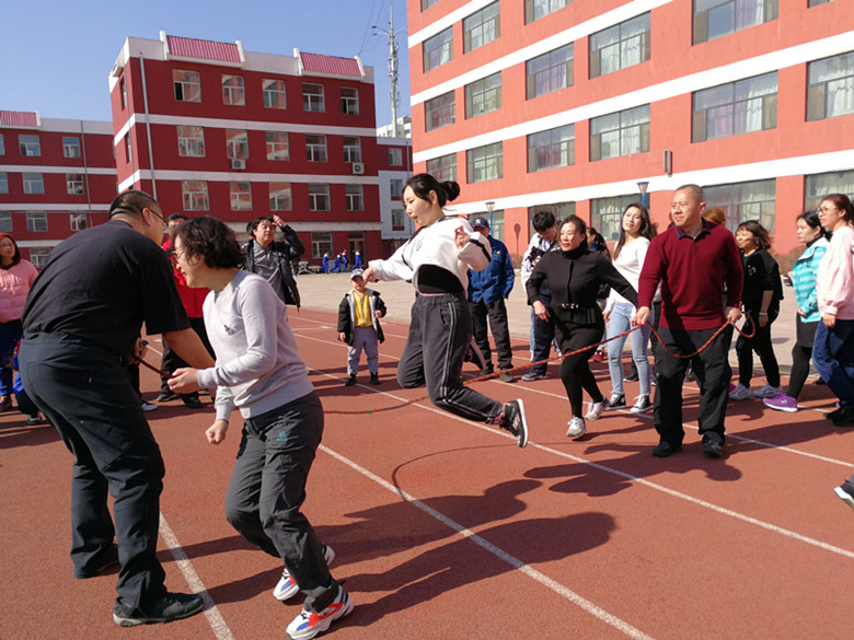 吉化一中在丽人节举行女教师跳大绳比赛