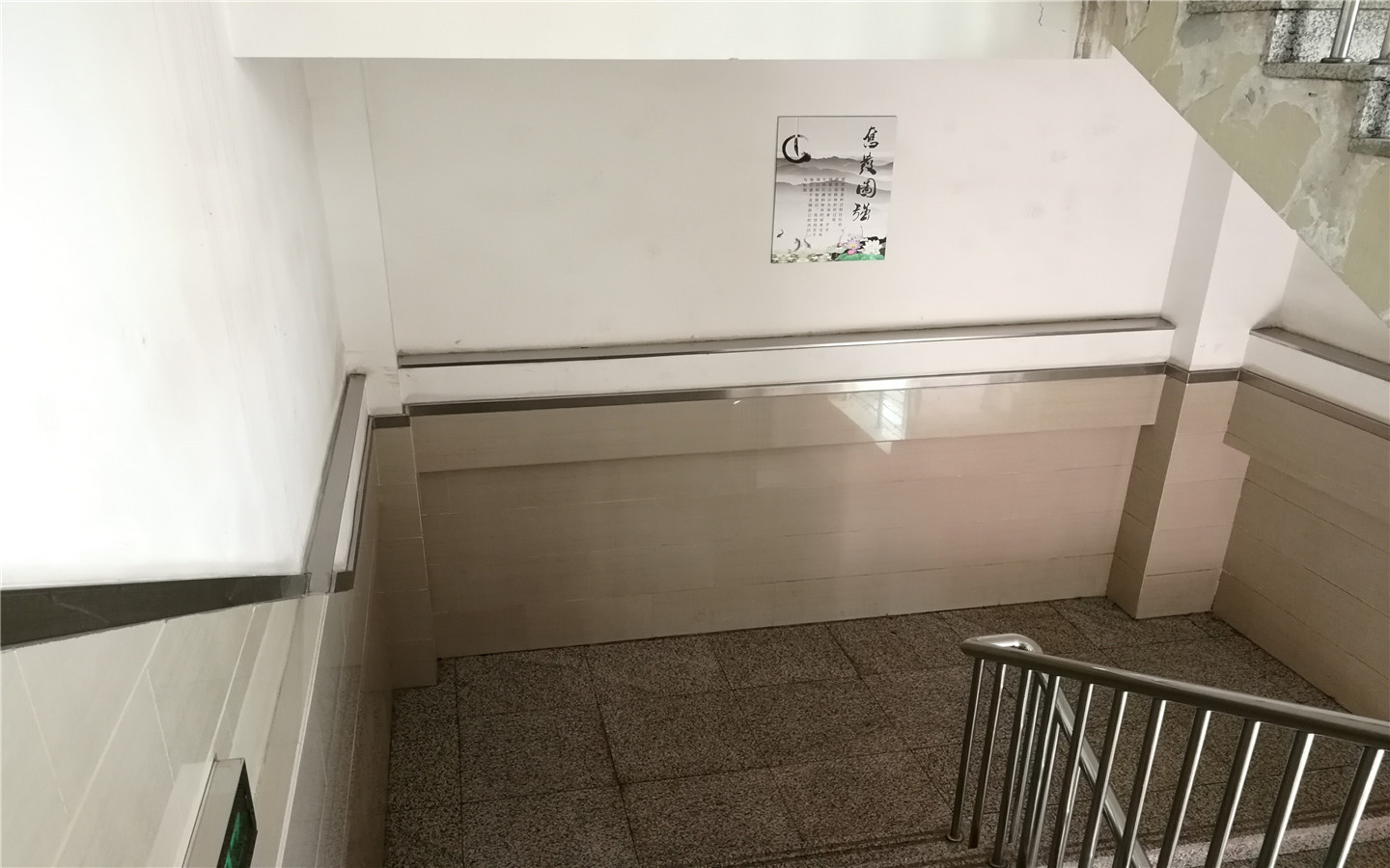 安装楼梯间安装白钢挡板