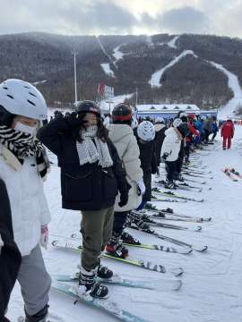 吉化一中开展“体验冰雪 助力冬奥”滑雪课活动