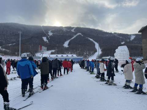 吉化一中开展“体验冰雪 助力冬奥”滑雪课活动